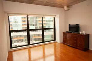 807 Davis St, Evanston, IL 60201 - Photo 3