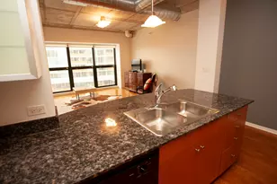 807 Davis St, Evanston, IL 60201 - Photo 7