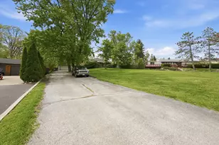8351 W 99th St, Palos Hills, IL 60465 - Photo 3
