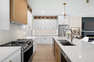 5825 W Byron St, Chicago, IL 60634 - Photo 9
