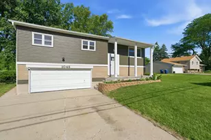 1048 Belle Plaine Ave, Gurnee, IL 60031 - Photo 3