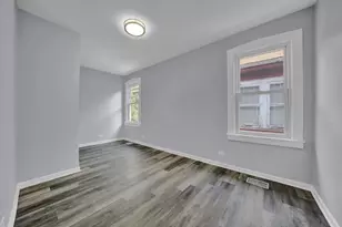 8611 S Kingston Ave, Chicago, IL 60617 - Photo 13