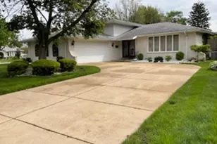 9117 S Tripp Ave S, Oak Lawn, IL 60453 - Photo 1