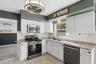 88 Devonshire Cir, Elgin, IL 60123 - Photo 11