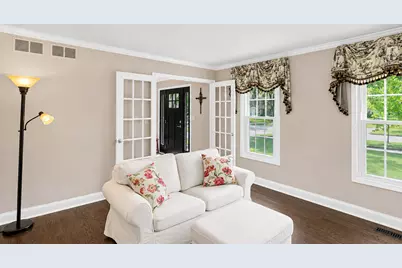 2045 Somerset Lane, Wheaton, IL 60189 - Photo 5