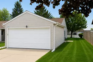 2608 38th St, Moline, IL 61265 - Photo 3