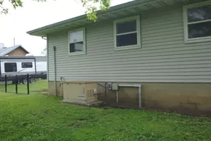 221 W Garfield Ave, Cissna Park, IL 60924 - Photo 27