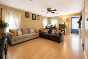 8 Monroe St, Elgin, IL 60123 - Photo 5