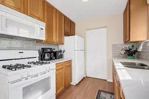 605 Commanche Ct, Carol Stream, IL 60188 - Photo 9