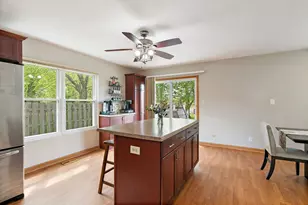 906 Oak Ridge Dr, Streamwood, IL 60107 - Photo 5