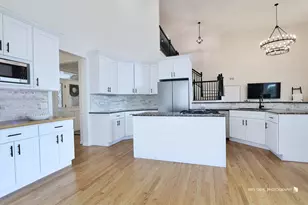 21827 W Riviera Ct, Mundelein, IL 60060 - Photo 9