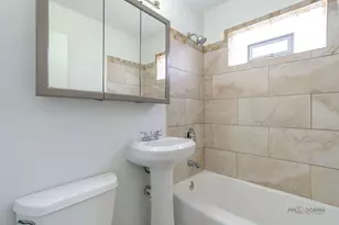 526 Clover Ln, Round Lake Beach, IL 60073 - Photo 7