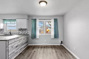 212 N 7th St, Cissna Park, IL 60924 - Photo 9