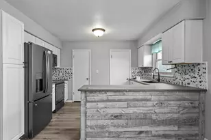 212 N 7th St, Cissna Park, IL 60924 - Photo 11