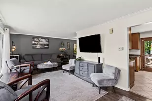 228 N Walnut Ln, Schaumburg, IL 60194 - Photo 11