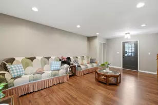 221 E Lakeside Dr, Vernon Hills, IL 60061 - Photo 5