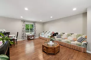 221 E Lakeside Dr, Vernon Hills, IL 60061 - Photo 3