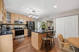 221 E Lakeside Dr, Vernon Hills, IL 60061 - Photo 11