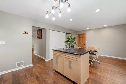 221 E Lakeside Drive, Vernon Hills, IL 60061 - Photo 9