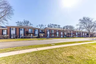 2407 E Brandenberry Ct, Arlington Heights, IL 60004 - Photo 1