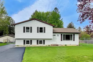 394 Pine Grove Ave, Gurnee, IL 60031 - Photo 1