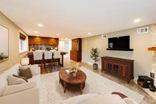 1311 E Woodford Pl, Arlington Heights, IL 60004 - Photo 9