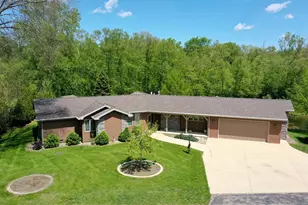 27 Birchwood Ln, Saint Anne, IL 60964 - Photo 1
