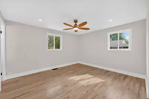 408 Desmond Dr, Schaumburg, IL 60193 - Photo 9