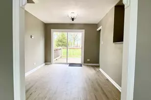 147 S Hill St, Woodstock, IL 60098 - Photo 5