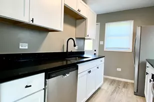147 S Hill St, Woodstock, IL 60098 - Photo 7