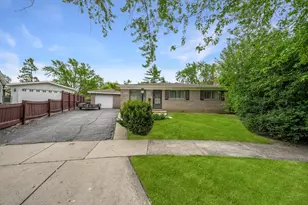 602 Bluff Ct, Streamwood, IL 60107 - Photo 1