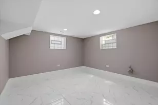 8641 S Kingston Ave, Chicago, IL 60617 - Photo 23