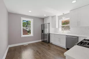 8641 S Kingston Ave, Chicago, IL 60617 - Photo 5