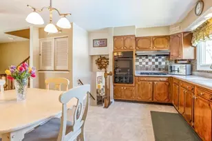 260 Brentwood Dr, Des Plaines, IL 60016 - Photo 5