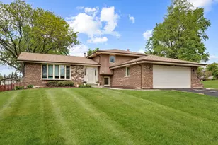 16W658 Therese Ct, Willowbrook, IL 60527 - Photo 1