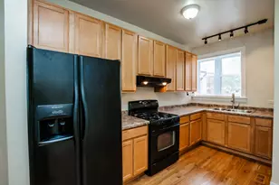 10433 S Corliss Ave, Chicago, IL 60628 - Photo 3