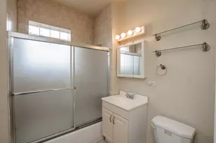 10433 S Corliss Ave, Chicago, IL 60628 - Photo 15
