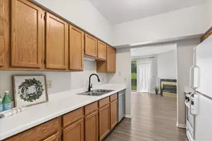 560 Woodhaven Dr, Mundelein, IL 60060 - Photo 7