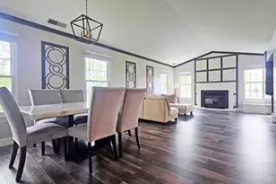 2012 Quaker Hollow Ln, Streamwood, IL 60107 - Photo 3