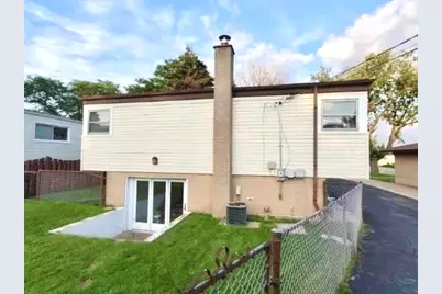 2140 Eastview Drive, Des Plaines, IL 60018 - Photo 13