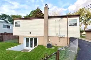 2140 Eastview Dr, Des Plaines, IL 60018 - Photo 13