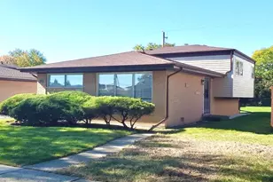 2140 Eastview Dr, Des Plaines, IL 60018 - Photo 1