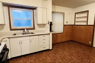 256 W Fleming St, Watseka, IL 60970 - Photo 5