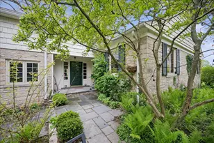 1372 Sunview Ln, Winnetka, IL 60093 - Photo 1