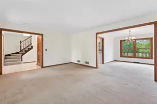 321 Ashwood Dr, Schaumburg, IL 60193 - Photo 9