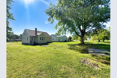 426 S Locust Street, Flora, IL 62839 - Photo 9