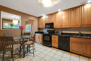 404 Bluebird Ln, Deerfield, IL 60015 - Photo 9