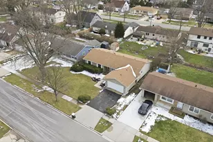 565 Gateshead Ave S, Elk Grove Village, IL 60007 - Photo 5