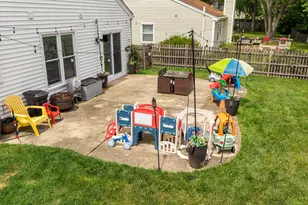 431 Newport Dr, Naperville, IL 60565 - Photo 5