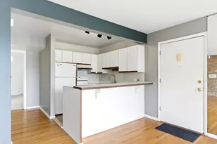 5511 E Lake Dr, Lisle, IL 60532 - Photo 9